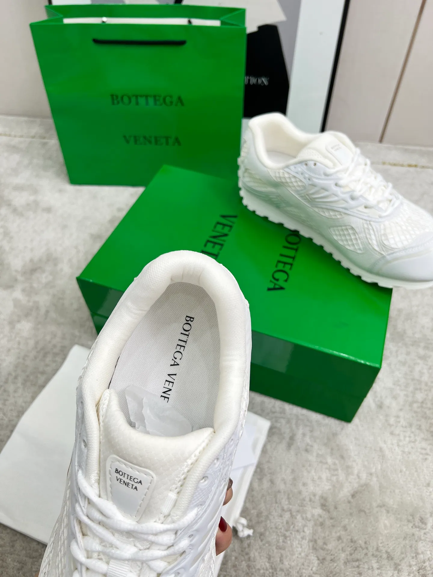 P540. Top version (couples model) Bottega Veneta Bottega Veneta 23ss autumn and winter show BV Orbit sneakers Wang Yibo's same style couples casual shoes dad shoes! Runner sneakers! Original purchase and development!  Made of original lightweight technical mesh fabric, the same as the original version! The process is complicated!  Paired with a rubber outsole designed with a geometric pattern, the high version of the Wang Zha series is actually much taller, but the legs still look slim. Very nice. Durable and playable, standard and version-matching shoe package technology, look for high-end versions. The original outsole is exclusively molded, and the color-blocked TPU outsole is used. The material and weight are the same as the original!  Size: #Female 35-41 (40 and 41 customized sizes are non-refundable) Male 39-45 (45 size customized are non-returnable and exchangeable)